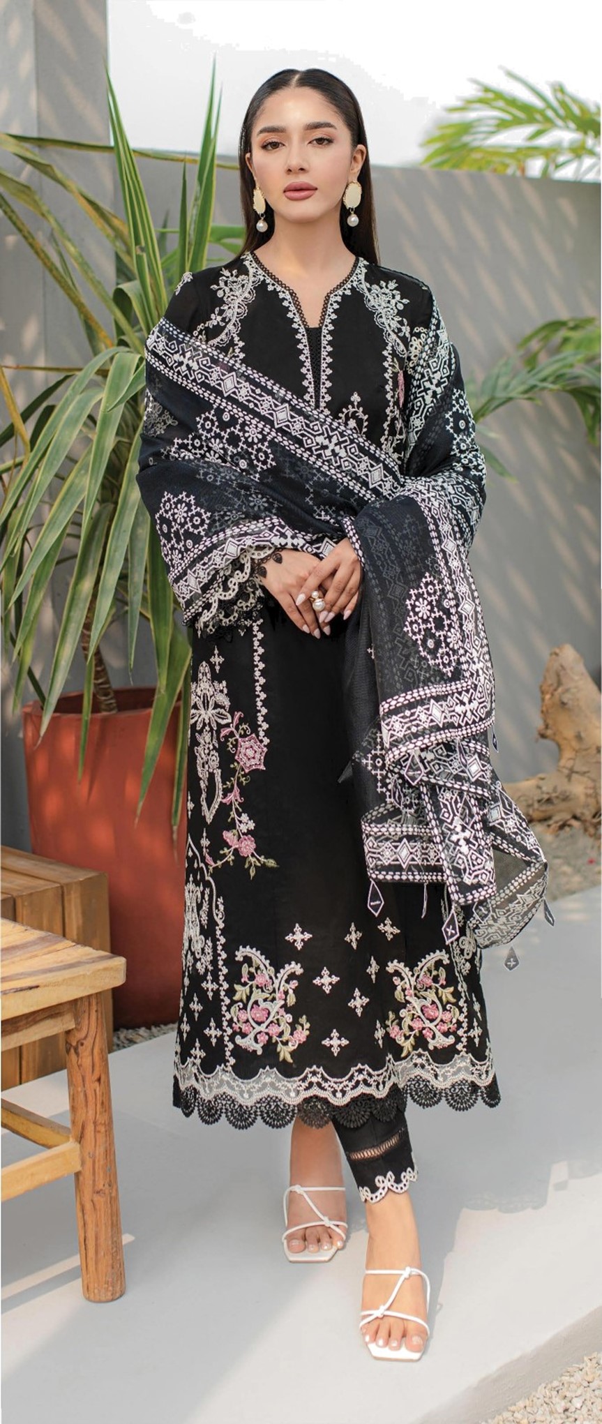 Latest Pakistani Suit Design 2024 9