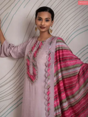 Naariti Tikwah latest silk suit design